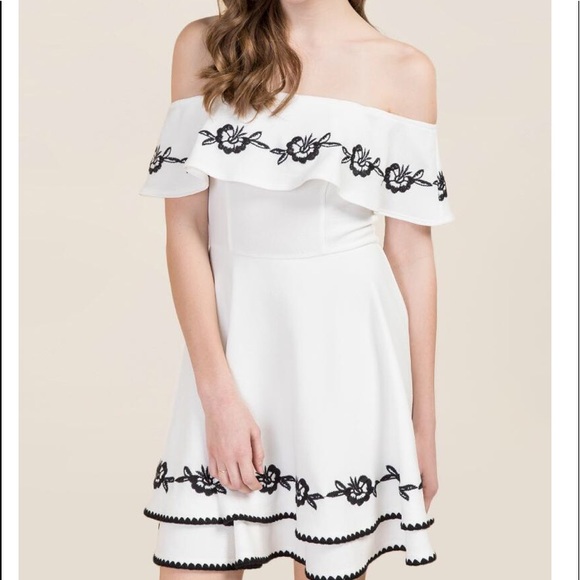 Francesca Dresses & Skirts - Francesca’s Leda off shoulder embroidered dress XS